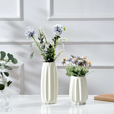 Petit vase en céramique lisse pour les tables modernes