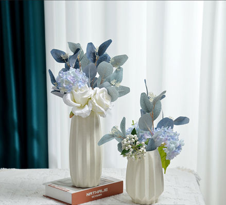 Petit vase en céramique lisse pour les tables modernes