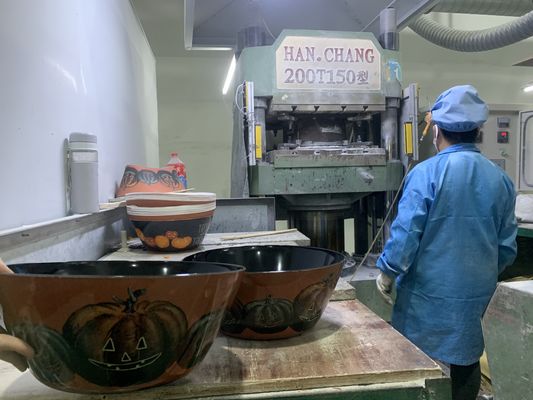 Appareil de compression de mélamine pour ustensiles de table à haute pression