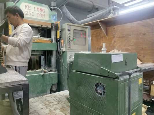 Appareil de compression de mélamine pour ustensiles de table à haute pression