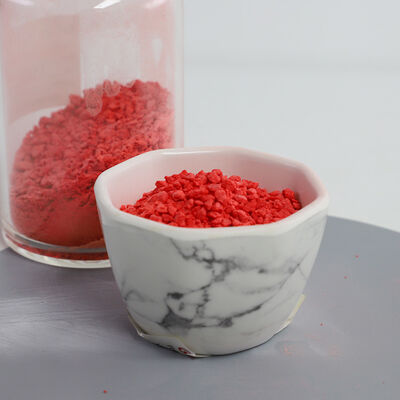 Granulés de mélamine formés sous pression de 80 à 140 MPa, offrant une température de sublimation de 300 degrés Celsius et une densité de 1,573 g/cm3 pour le matériau