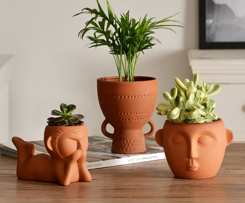 Des vases en céramique décorative pour le jour de Noël